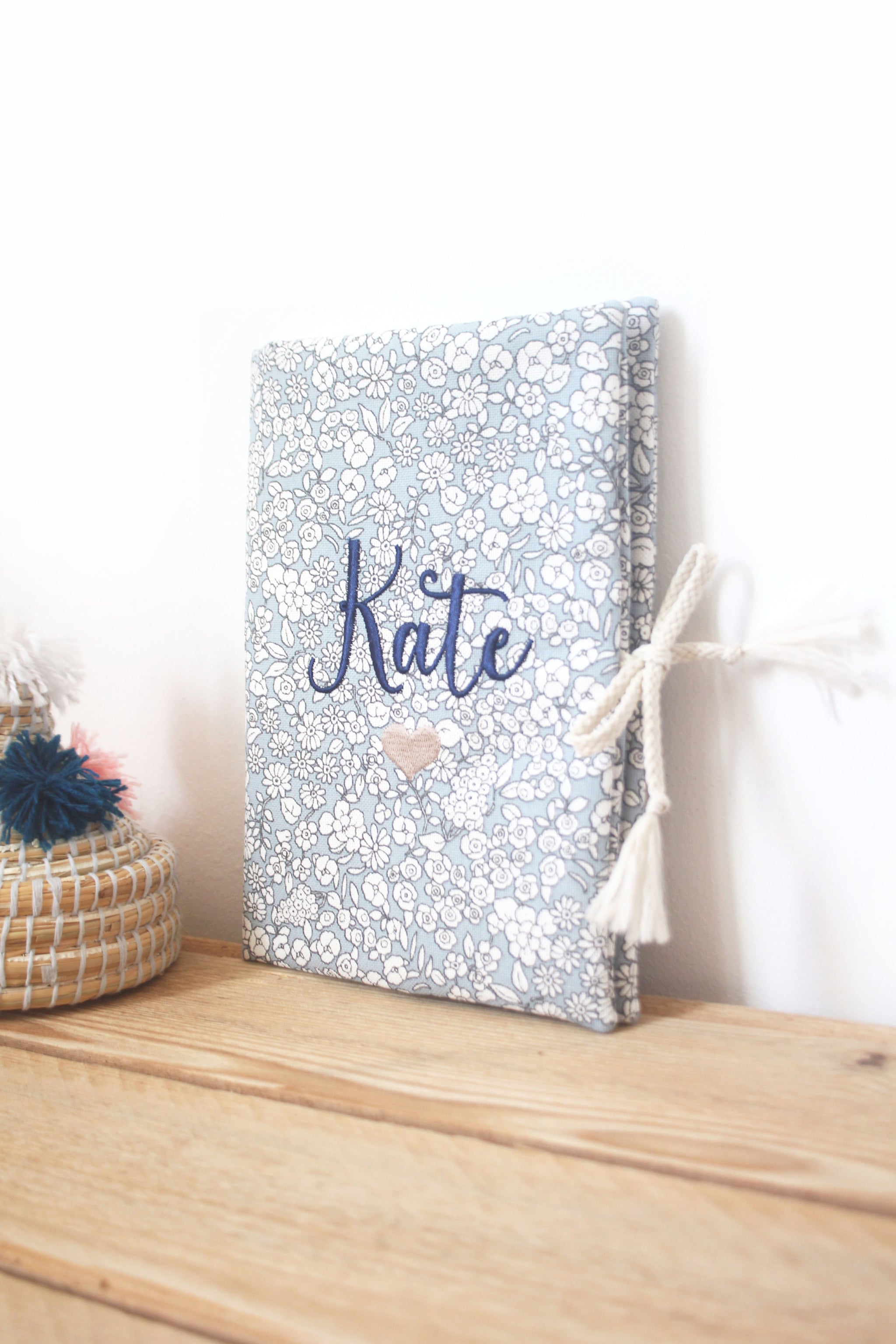 Protège Carnet De Santé Bébé Oxrose - Format A5 15x21cm - Design Dauphin - Compartiments Ordonnances